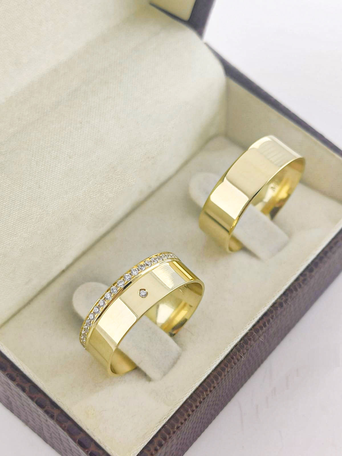 Aliança ouro 18k, 7mm, 16g, c/ 21 pedras
