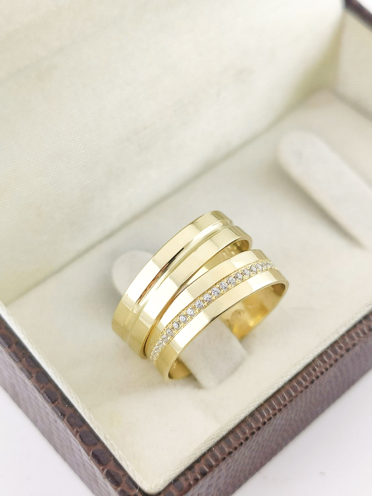 Aliança ouro 18k, 5mm, 12g, c/ 25 pedras