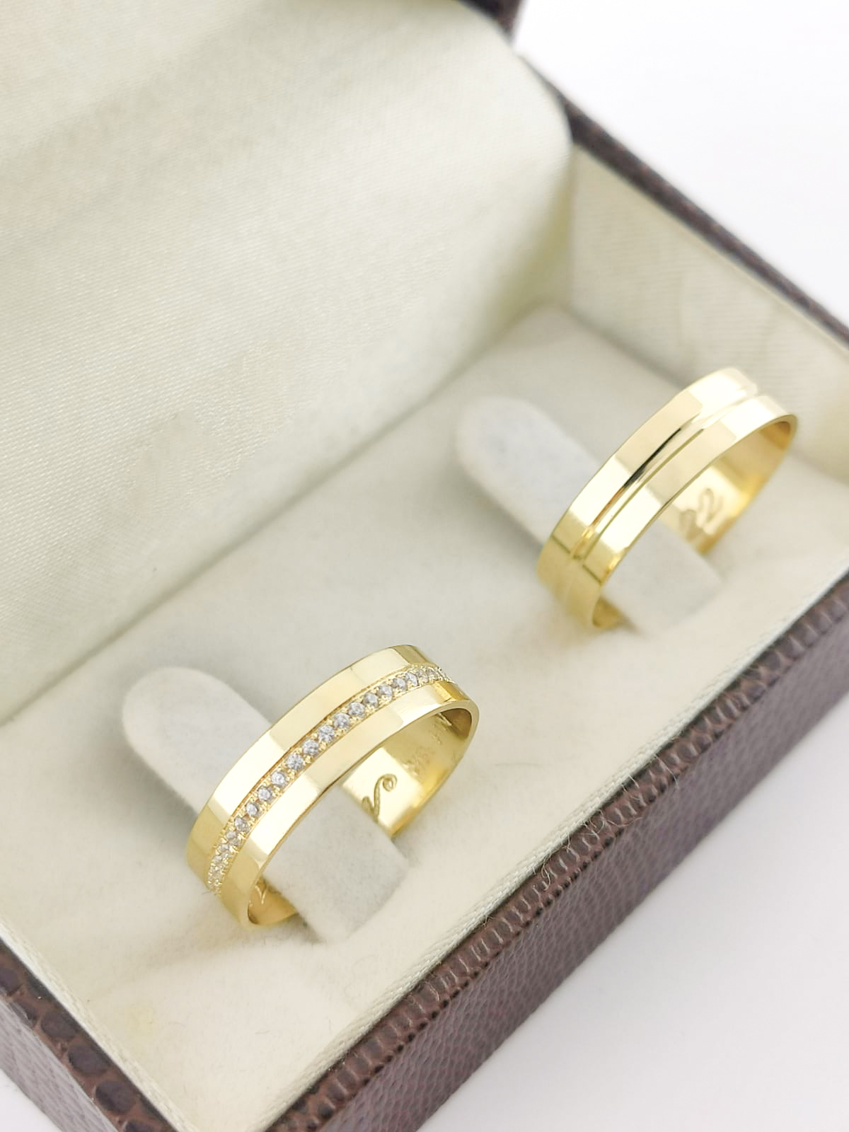 Aliança ouro 18k, 5mm, 12g, c/ 25 pedras