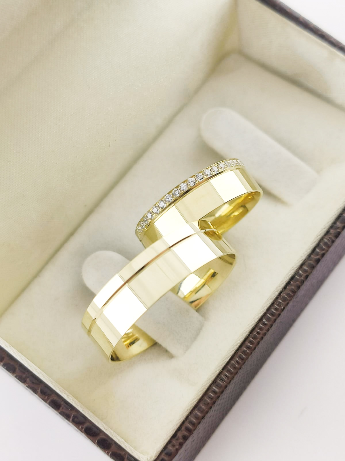 Aliança ouro 18k, 7mm, 14g, c/ 20 pedras