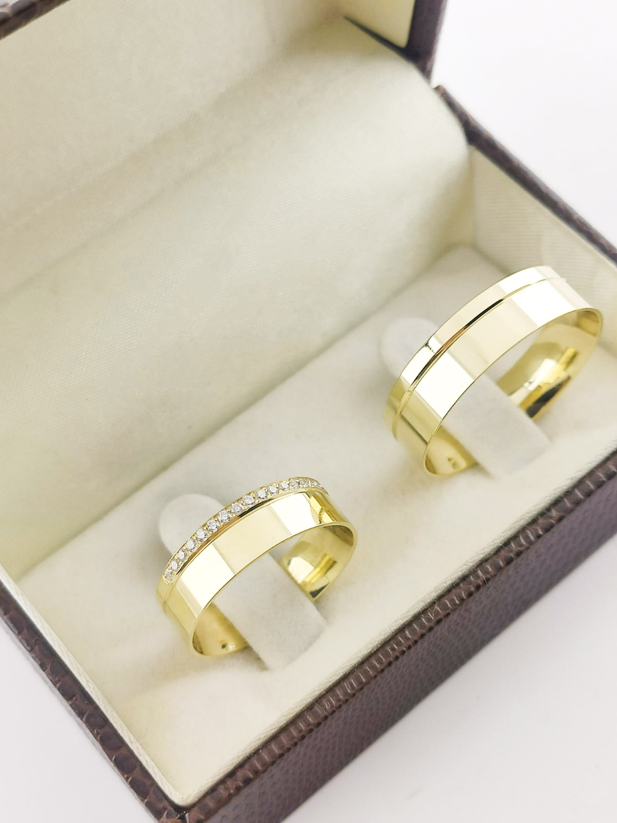 Aliança ouro 18k, 7mm, 14g, c/ 20 pedras