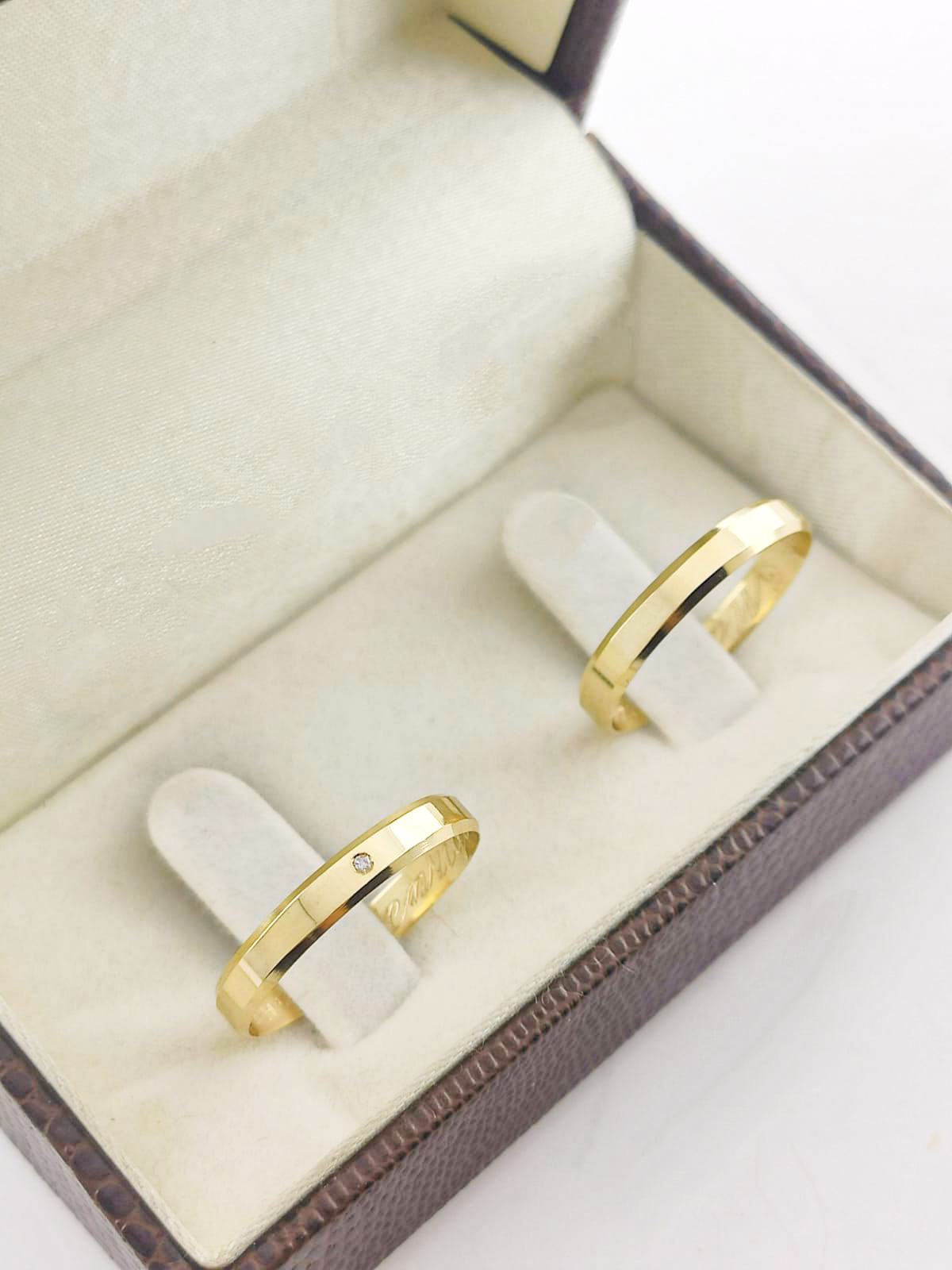 Aliança ouro 18k, 3mm, 6g, c/ 1 pedra