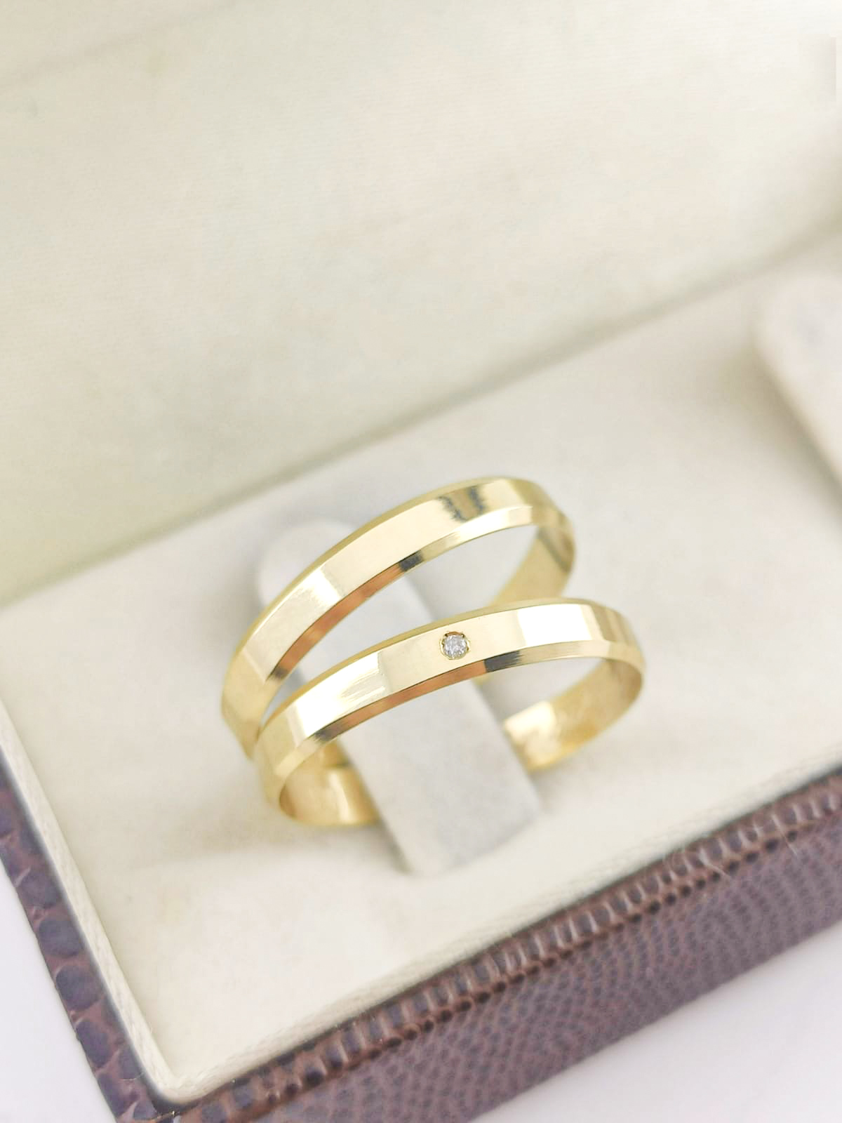 Aliança ouro 18k, 3mm, 6g, c/ 1 pedra