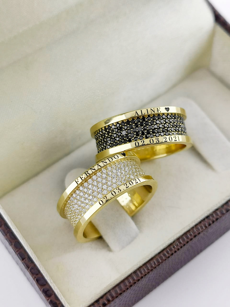 Aliança ouro 18k, 8mm, 25g, c/ 400 pedras