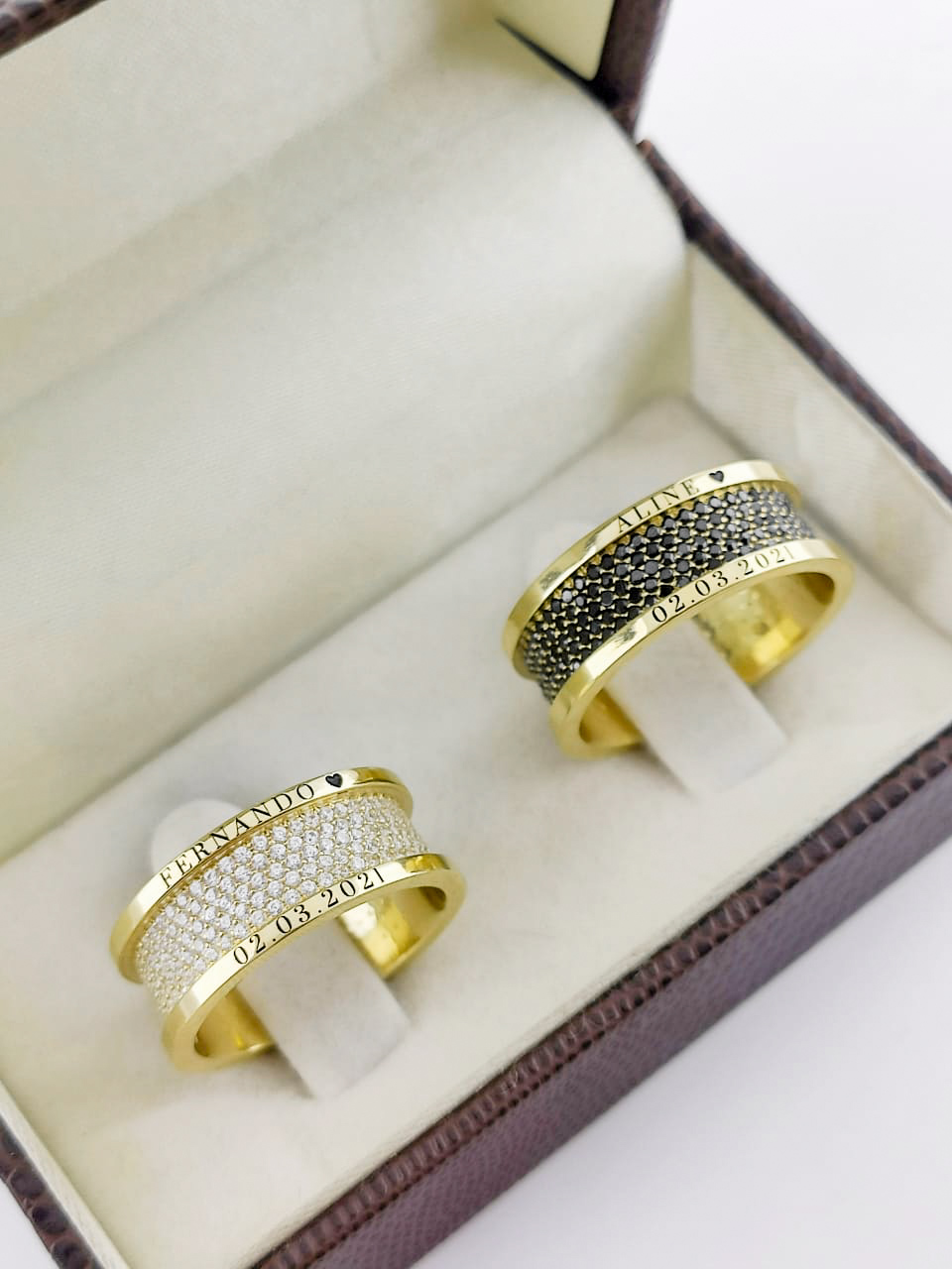 Aliança ouro 18k, 8mm, 25g, c/ 400 pedras